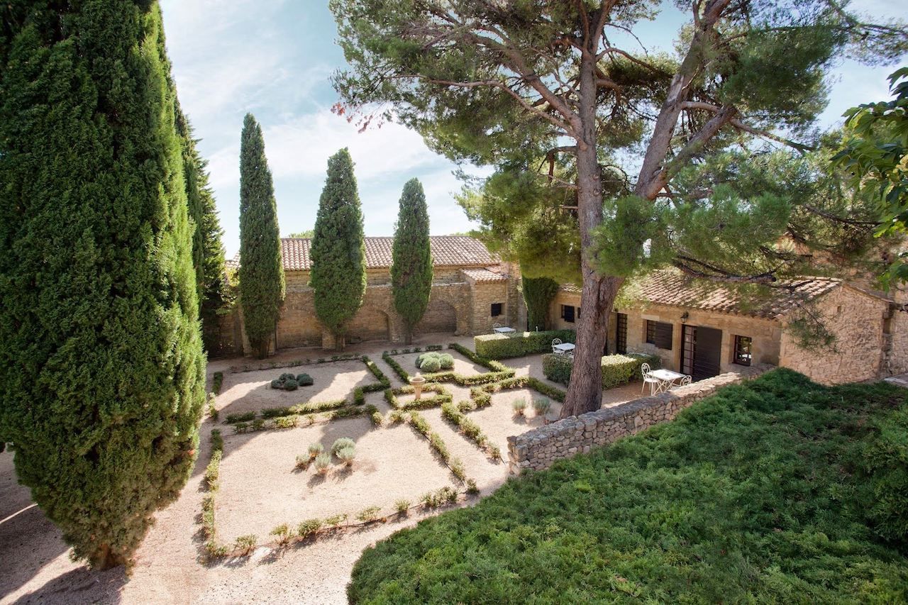 Garrigae Abbaye de Sainte-Croix courtyard