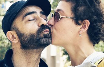 12 methods of kiss hello in Argentina