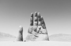 3 Magnificent Hand Shaped Sculptures Around the World