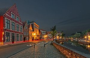 Should Tourists Be Fined for Littering in Natural Parks Should Tourists Be Fined for Littering in Natural Parks