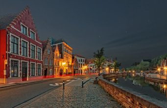 Should Tourists Be Fined for Littering in Natural Parks Should Tourists Be Fined for Littering in Natural Parks